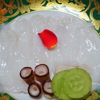 人丸花壇 - 夕食（超豪華明石づくし会席）お造り：蛸のうす造り・梅肉 