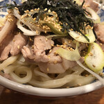 Hosokiri Udon Tentsururi - 豚肉が麺に乗ってます。