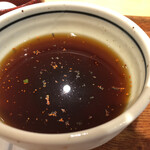 Hosokiri Udon Tentsururi - 少し塩気が強い、冷たいつけ汁。唐辛子は私が
                        
                        かけたものです。