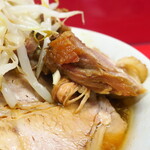 ラーメン二郎 - 豚の厚み