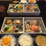 三養荘 - 朝食の二段重。