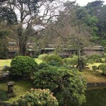 三養荘 - 庭園から本館を臨む。