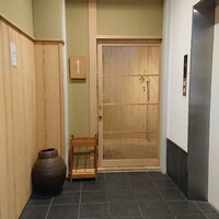 寿司つばさ - 玄関、お店は２階