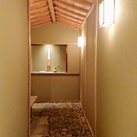 寿司つばさ - 客室へのアプローチ、突き当たりを左