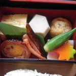 宇治川弁当　煮物など