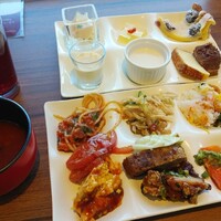 スカイレストラン ハレアス - 1皿目。6等分の皿に無理やり載せてます