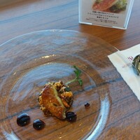 スカイレストラン ハレアス - メインのフォアグラのソテー。食材が食材だけに2口サイズです