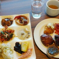 スカイレストラン ハレアス - 2皿目。パンに色々載せてみました