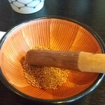 カツ亭 - 胡麻をスリスリ待ちます❗️