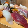 Sushi Sekai - にぎり盛り合わせ1人前半12貫 1520円﻿
                マグロ、いか、サーモン、真鯛、たこ、玉子、さば、はまち、アジ、ほたて、海老、とびっこ﻿