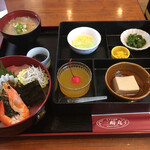Bia Ando Ajidokoro Misaki Maru - 海鮮丼！小鉢が色々付いてきます。