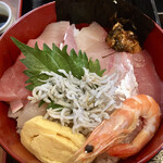Bia Ando Ajidokoro Misaki Maru - カップに入ってたシラスやたらこと昆布を炊いたのを直乗せ、海苔を脇寄せてパシャリ