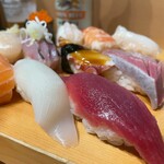 Sushi Sekai - にぎり盛り合わせ1人前半12貫 1520円﻿
                        マグロ、いか、サーモン、真鯛、たこ、玉子、さば、はまち、アジ、ほたて、海老、とびっこ﻿