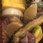 すし屋の吉兆 - ホタルイカ、鮎の甘露煮、蛸、トコブシ、カズノコ、
            筍、卵焼き、蒲鉾、生麩