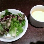 ランチのスープとサラダ