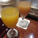 鉄板焼 よこはま - 桃のジュースと、パインジュース。桃が美味しかったです！