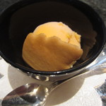 鉄板焼 よこはま - デザートは、ソファ席に移動して頂きます。