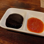 ナズカニヤ - ソースはチリソース、ダークソイソースの二種