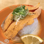 回転寿し トリトン - 【2021年03月】炙りサーモン塩＠240円。