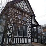 シュバルツバルト - ヨーロッパの町中にありそうな外観のお店です