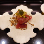 あま木 - 初鰹、やまわさびとネギを和えたソースに焼き玉ねぎ