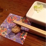 Shichirin Yakiniku Tanoshiira - 箸置きがピーナッツ