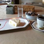 洋梨のチーズケーキとコーヒーセット