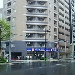 ゆで太郎 - 通りを挟んでパチリ♪  もう桜は葉桜となっていました(^。^;)