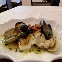 RISTORANTE REGA - 天然ヒラメのアクアパッツァ
                    大アサリにムール貝、ヒラメをソテーして白ワインやトマト、バジルにパセリとオリーブオイルで煮込んだスープ、大好きです♪
                    ケッパーにブラックオリーブがアクセントに効いています。
