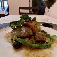 RISTORANTE REGA - 子羊のカチャトーラ
                    野菜は荒木農園さんのトマトにブロッコリー、オリーブにパプリカに菜花、下はじゃがいものペースト。
子羊はやわらかく煮込まれてこれは美味しい♬
                    臭みはなくホロホロとして良い味わいです♪