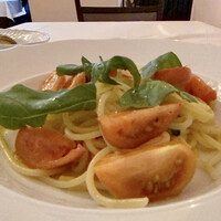 RISTORANTE REGA - フレッシュトマトとバジルのスパゲティ
                    トマトはさっと熱を加えただけ、糖度が高く豊かな甘味が素敵です♪
                    アルデンテの麺は少し太いスパゲティ、オイリーでニンニクの風味も軽く、これは美味しいポモドーロです♪