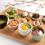 KOTOWARI - ランチで大人気の三種丼。日替わりで提供しております。