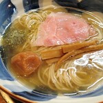 さんくるげ - 南高梅を麺と絡ませて食べると美味しさアップ。