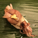 寿司処 やまざき - おまかせ６０００円。蛍烏賊。握りで登場です。軍艦巻きよりも、蛍烏賊の味わいを楽しめます。３個をまとめて握ってあるので、肝の味わいを堪能しました（╹◡╹）（╹◡╹）