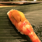 寿司処 やまざき - おまかせ６０００円。車海老。訳あって雲丹が乗せてあります（笑）。これがなくても、海老の甘みはしっかりあり、とーっても美味しかったです（╹◡╹）（╹◡╹）