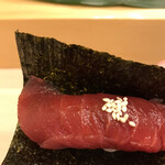 寿司処 やまざき - おまかせ６０００円。づけを手巻きでいただきます。爽やかな酸味のある旨味たっぷりの赤身、づけ醤油、海苔とシャリが渾然一体で、とーっても美味しくいただきました（╹◡╹）（╹◡╹）