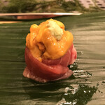 寿司処 やまざき - おまかせ６０００円。トロ雲丹巻き。大口でパクリといただきます（笑）。旨味と脂が渾然となって、濃厚な味わいが広がるのに、クドさはなく、とーっても美味しかったです（╹◡╹）（╹◡╹）