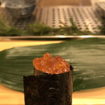 寿司処 やまざき - おまかせ６０００円。中落ち手巻き。イクラの醤油づけの効果は？ですが、旨味と脂のバランスが良い中落ちが、海苔、シャリとピッタリで、とーっても美味しくいただきました（╹◡╹）（╹◡╹）