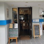 Burassuri Kaji - お店に入って、正面と左手にもテーブルがあります。