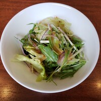 舵 - サラダ別皿なので食べやすい。カトラリーにお箸もセットされてます。