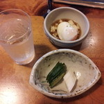 むぎきり - 日本酒(八海山)と漬物と温泉卵