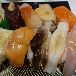 かねとも寿し - 上の黒っぽいのはクジラです（２０１２年９月）。