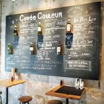 Cuvee Couleur - 店内　大きな黒板のワインのディスプレー