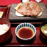 Suteki Hausu Daizen - 平日の午後一時半に来店。注文したのはサーロインステーキ御膳（1,100円）です。お肉は軽く焼いてあるだけみたいで、熱々の石の皿で好みの焼き加減にして食べるみたいです。ステーキ（130g）は凄く柔らかくて美味しかったです。