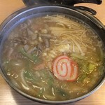 田舎 - キャーーー！！！もつ煮込みうどん！¥850。
            
            ま、こんな感じだよな。もつ煮込みうどんって。
            
            ではいただきます。
            
            
            いざ！！！
            
            
            