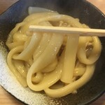 Inaka - 熱いから取り皿で
                        
                        うどんは氷見うどんだけどかなり太い！
                        
                        ヤワではあるが、美味い！！！
                        
                        