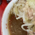 ラーメン二郎 - スープがキラキラ❣️