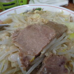 ラーメン二郎 - 豚ともやしはいいコンビ