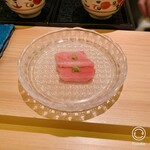 鮨よしかわ 恵比寿 - 大トロと中トロのお刺身食べ比べ