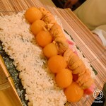 鮨よしかわ - 卵黄・ウニ・トロの太巻き